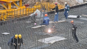 Рабочий сорвался с высоты в Кокшетау: инспекция труда не получила уведомление
